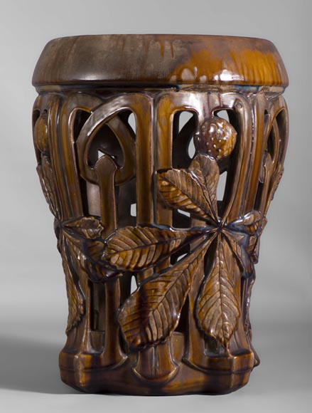 Редкий табурет в стиле Ар Нуво из керамики, украшенный ажурными листьями каштанового дерева.-0