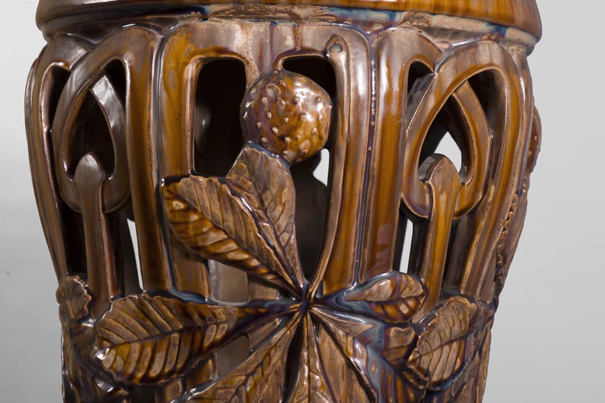 Редкий табурет в стиле Ар Нуво из керамики, украшенный ажурными листьями каштанового дерева.-2