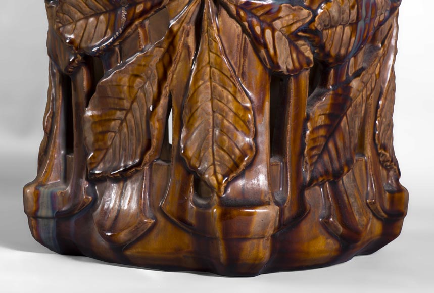 Редкий табурет в стиле Ар Нуво из керамики, украшенный ажурными листьями каштанового дерева.-3