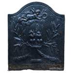 «Два сердца, пылающих на алтаре», маленькая старинная каминная плита эпохи Людовика XVI.