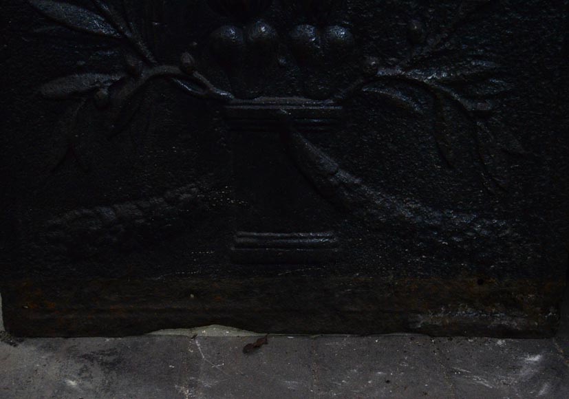 «Два сердца, пылающих на алтаре», маленькая старинная каминная плита эпохи Людовика XVI.-4