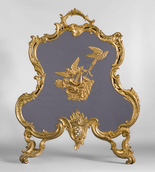 Старинный защитный экран камина в стиле Людовика XV из позолоченной бронзы, украшенный птицами и музыкальными атрибутами.-0