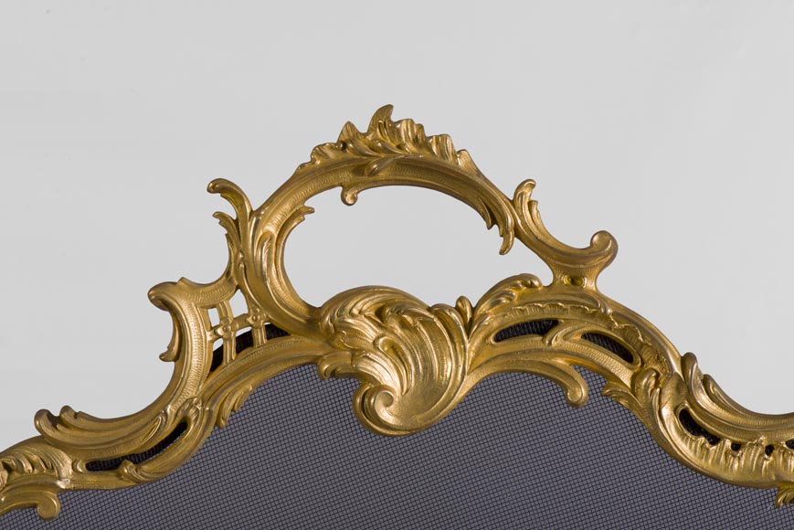 Старинный защитный экран камина в стиле Людовика XV из позолоченной бронзы, украшенный птицами и музыкальными атрибутами.-2