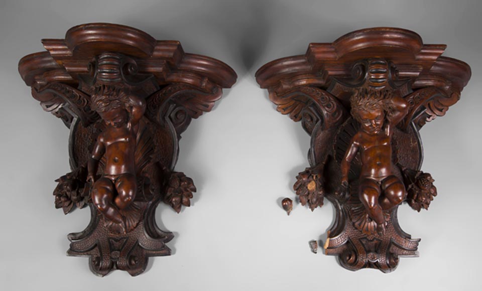 Пара подставок для настенных светильников эпохи Наполеона III, изготовленных из скульптурного орехового дерева, украшенных амурчиками.-0