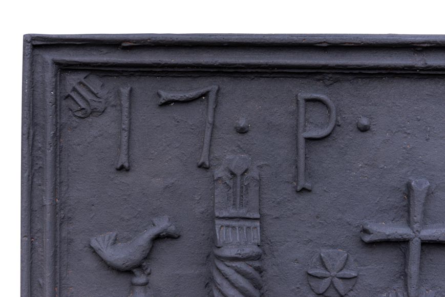 Большая каминная плита, украшенная Геркулесовыми столбами, датированная 1713 годом.-2