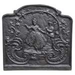 Каминная плита в стиле Людовика XV, украшенная танцующей дамой и музыкантом.