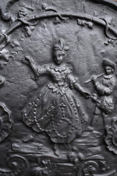 Каминная плита в стиле Людовика XV, украшенная танцующей дамой и музыкантом.-1