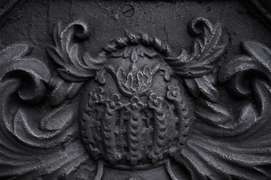 Старинная каминная плита 18 века, украшенная гербами семьи Фонтен де Бире.-2