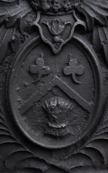 Старинная каминная плита 18 века, украшенная гербами семьи Фонтен де Бире.-3
