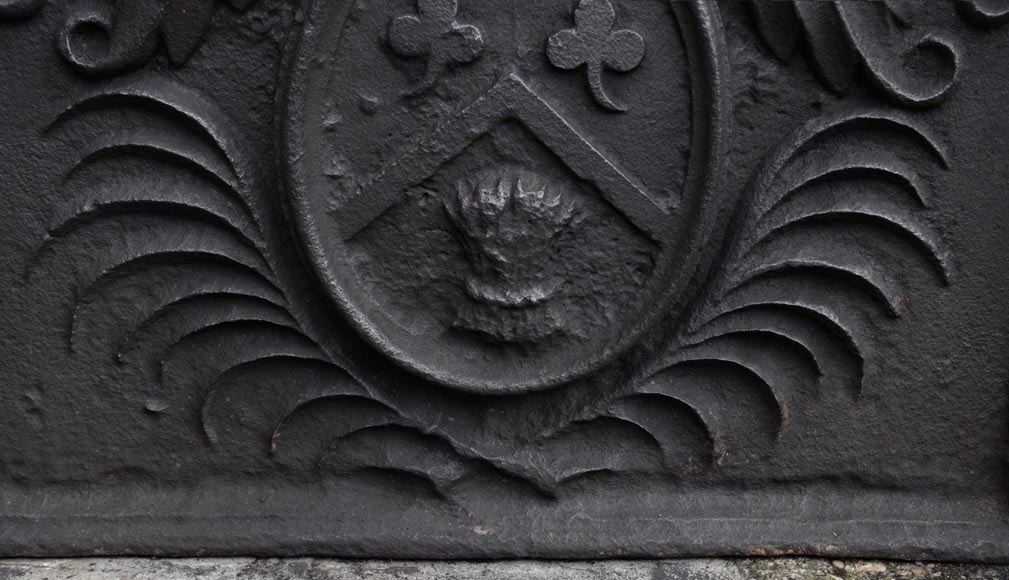 Старинная каминная плита 18 века, украшенная гербами семьи Фонтен де Бире.-5