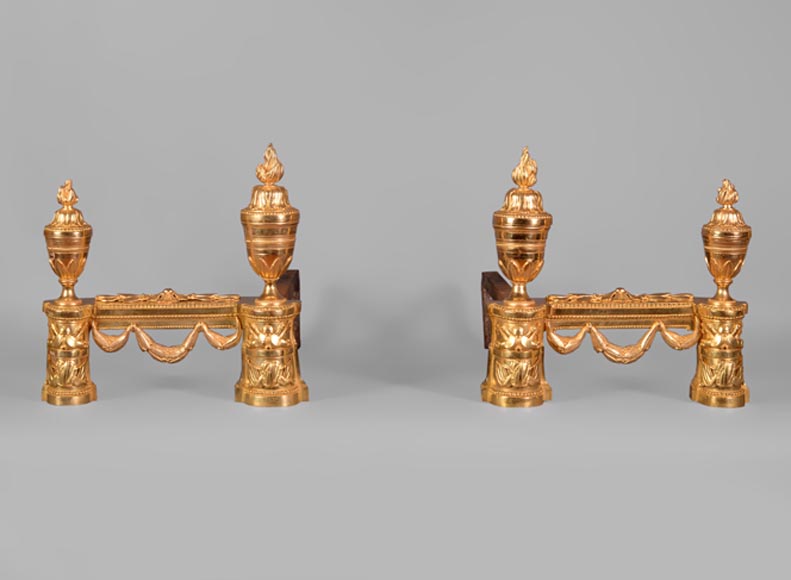 Красивая пара старинных бронзовых дровниц в стиле Наполеона III, украшенных военными трофеями.-0