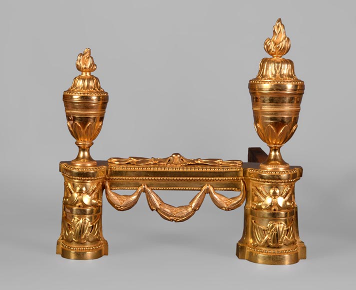 Красивая пара старинных бронзовых дровниц в стиле Наполеона III, украшенных военными трофеями.-1