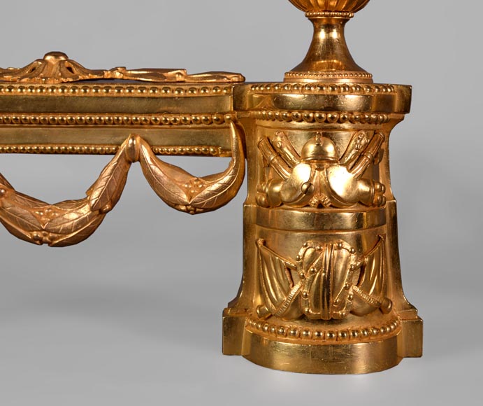 Красивая пара старинных бронзовых дровниц в стиле Наполеона III, украшенных военными трофеями.-4