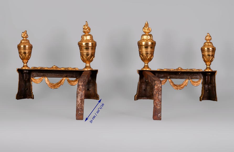 Красивая пара старинных бронзовых дровниц в стиле Наполеона III, украшенных военными трофеями.-6