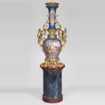 Монументальная ваза эпохи Наполеона III из парижского фарфора, украшенная сценой Триумфа Венеры, с оправой из позолоченной бронзы с декоративными элементами, представляющими женские образы.