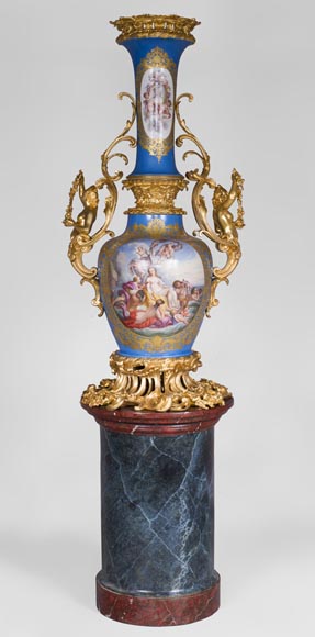 Монументальная ваза эпохи Наполеона III из парижского фарфора, украшенная сценой Триумфа Венеры, с оправой из позолоченной бронзы с декоративными элементами, представляющими женские образы.-0