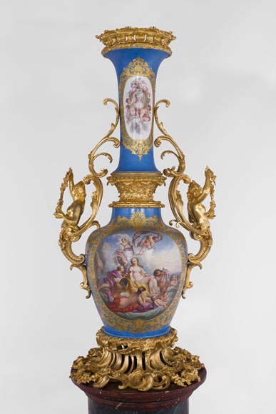 Монументальная ваза эпохи Наполеона III из парижского фарфора, украшенная сценой Триумфа Венеры, с оправой из позолоченной бронзы с декоративными элементами, представляющими женские образы.-1