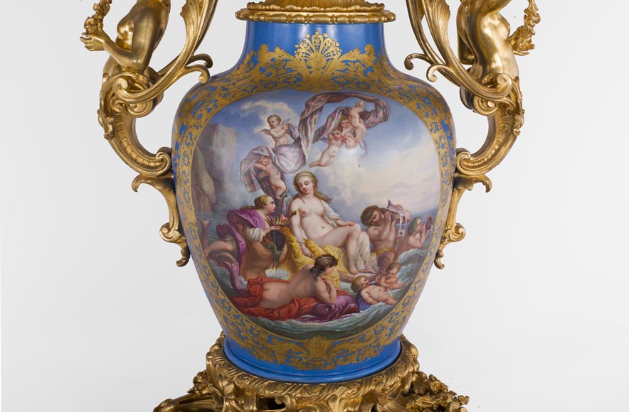 Монументальная ваза эпохи Наполеона III из парижского фарфора, украшенная сценой Триумфа Венеры, с оправой из позолоченной бронзы с декоративными элементами, представляющими женские образы.-2