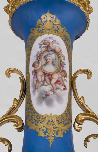 Монументальная ваза эпохи Наполеона III из парижского фарфора, украшенная сценой Триумфа Венеры, с оправой из позолоченной бронзы с декоративными элементами, представляющими женские образы.-6