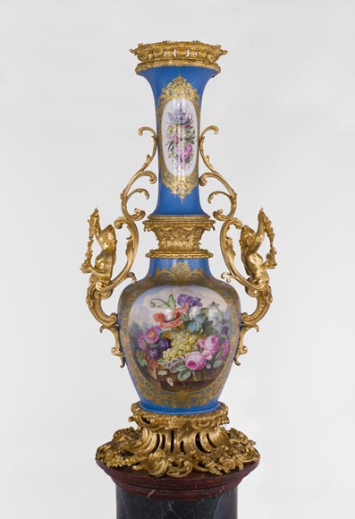 Монументальная ваза эпохи Наполеона III из парижского фарфора, украшенная сценой Триумфа Венеры, с оправой из позолоченной бронзы с декоративными элементами, представляющими женские образы.-7