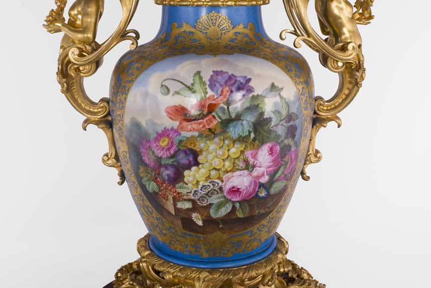 Монументальная ваза эпохи Наполеона III из парижского фарфора, украшенная сценой Триумфа Венеры, с оправой из позолоченной бронзы с декоративными элементами, представляющими женские образы.-8