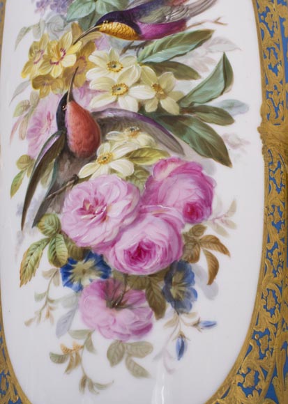 Монументальная ваза эпохи Наполеона III из парижского фарфора, украшенная сценой Триумфа Венеры, с оправой из позолоченной бронзы с декоративными элементами, представляющими женские образы.-11