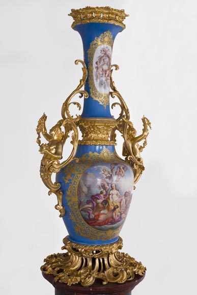 Монументальная ваза эпохи Наполеона III из парижского фарфора, украшенная сценой Триумфа Венеры, с оправой из позолоченной бронзы с декоративными элементами, представляющими женские образы.-12