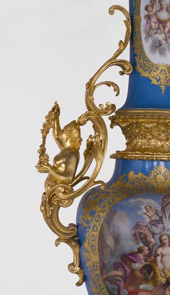 Монументальная ваза эпохи Наполеона III из парижского фарфора, украшенная сценой Триумфа Венеры, с оправой из позолоченной бронзы с декоративными элементами, представляющими женские образы.-13