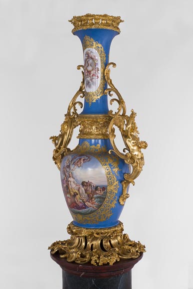 Монументальная ваза эпохи Наполеона III из парижского фарфора, украшенная сценой Триумфа Венеры, с оправой из позолоченной бронзы с декоративными элементами, представляющими женские образы.-15