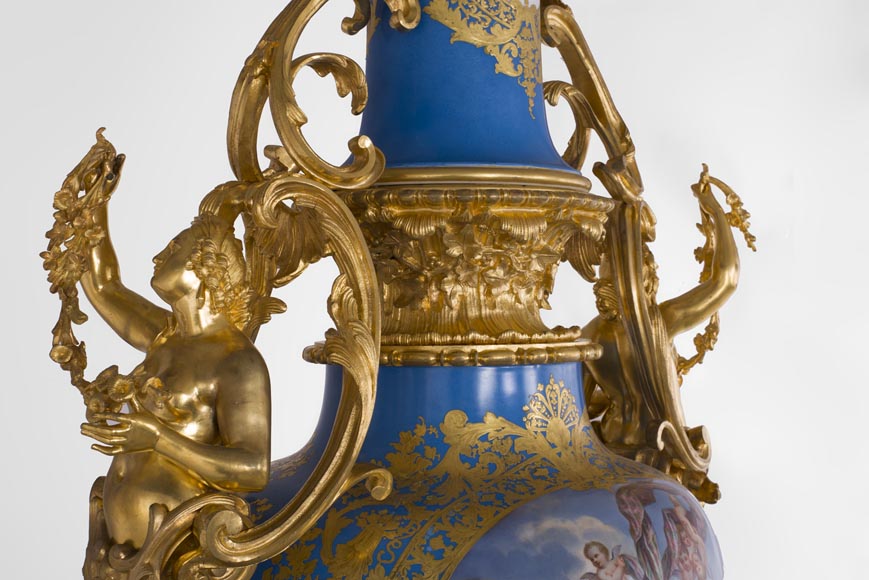 Монументальная ваза эпохи Наполеона III из парижского фарфора, украшенная сценой Триумфа Венеры, с оправой из позолоченной бронзы с декоративными элементами, представляющими женские образы.-17