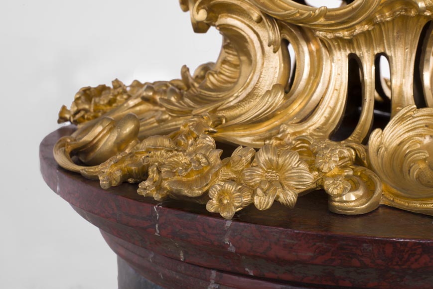 Монументальная ваза эпохи Наполеона III из парижского фарфора, украшенная сценой Триумфа Венеры, с оправой из позолоченной бронзы с декоративными элементами, представляющими женские образы.-18