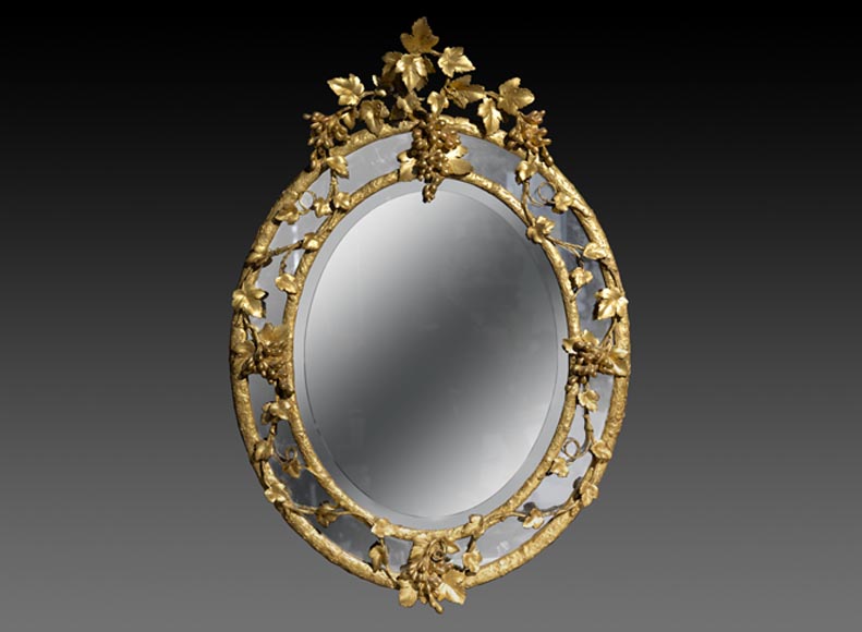 Великолепное овальное зеркало с перегородками, украшенное виноградными лозами и листьями.-0