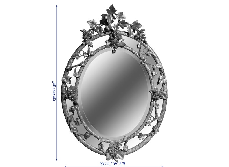 Великолепное овальное зеркало с перегородками, украшенное виноградными лозами и листьями.-4