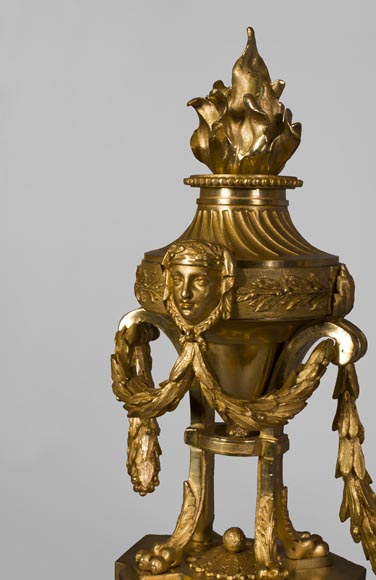 Старинная перекладина дровницы в стиле Людоивика XVI из позолоченной бронзы, украшенная вазами с языками пламени.-3