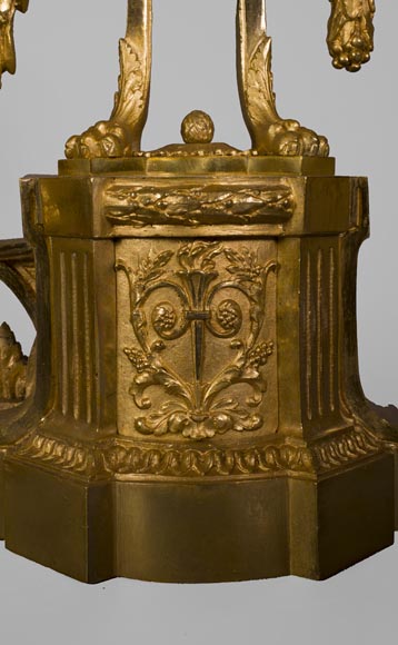Старинная перекладина дровницы в стиле Людоивика XVI из позолоченной бронзы, украшенная вазами с языками пламени.-4