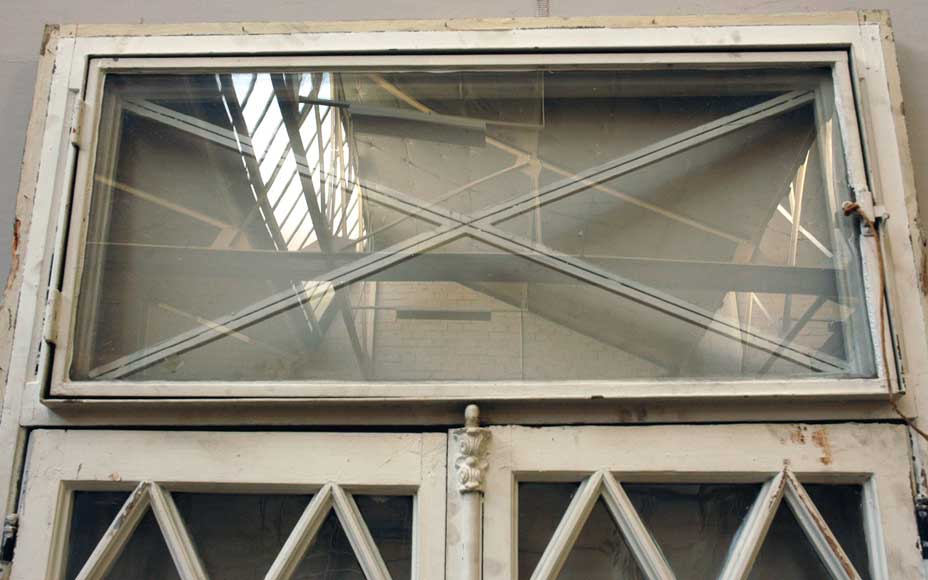 Деревянное  окно с витражами эпохи Реставрации.-1