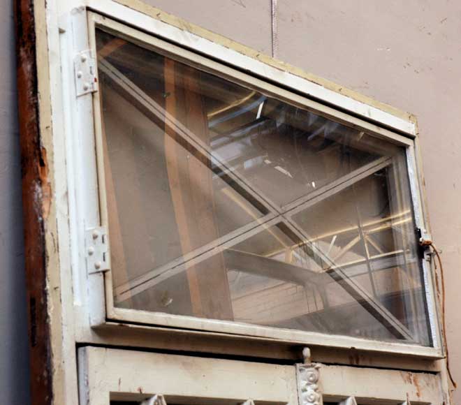 Деревянное  окно с витражами эпохи Реставрации.-5