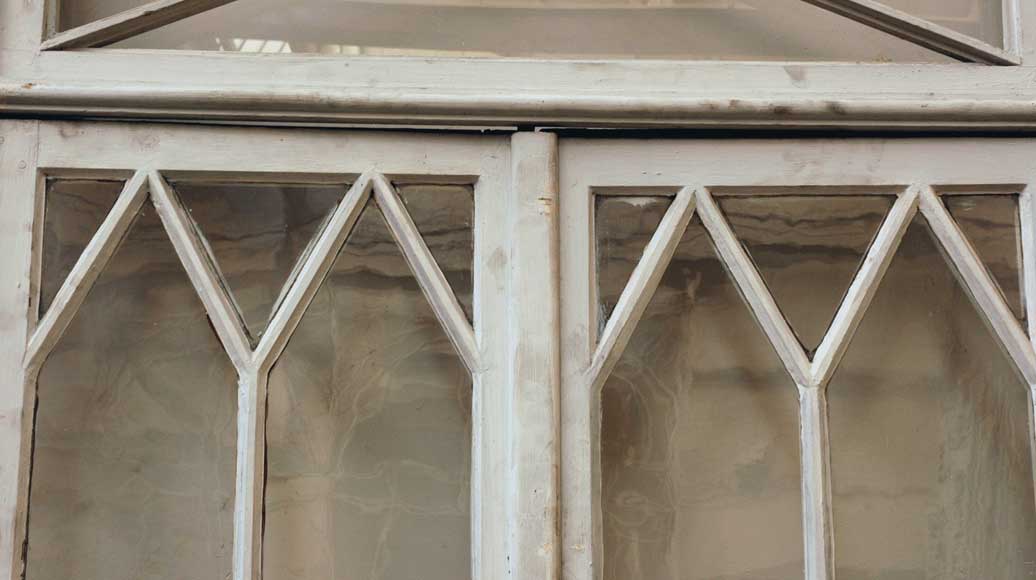 Деревянное  окно с витражами эпохи Реставрации.-9