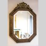 Красивое восьмиугольное зеркало в стиле Наполеона III: фацетное зеркало, дерево, бронза и инкрустации из позолоченной латуни.