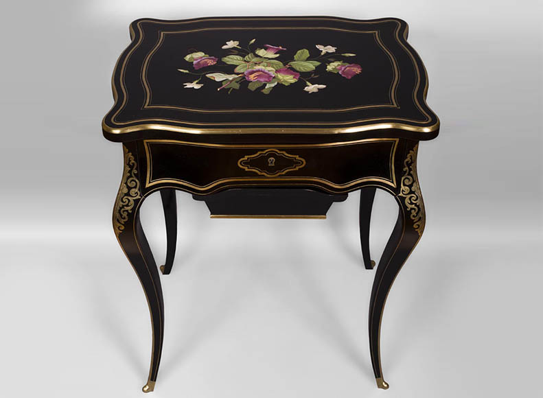 Жюльен-Николя РИВАР (1802-1867) – Столик для рукоделия из черненого грушевого дерева, украшенный маркетри из фарфора в виде полевых цветов-0
