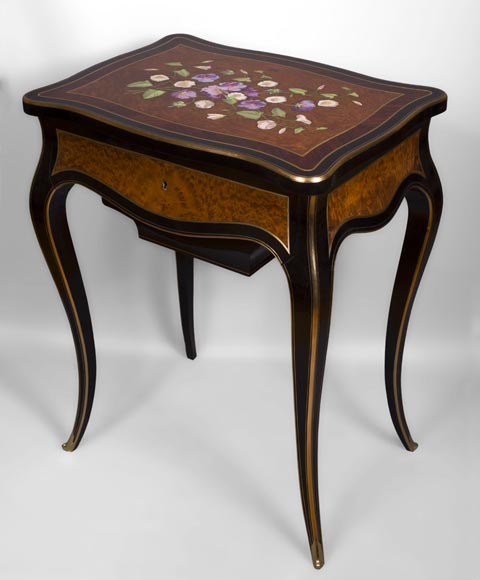 Жюльен-Николя РИВАР (1802-1867) -  Столик для рукоделия, украшенный маркетри из фарфора в виде белых и лиловых колокольчиков-1