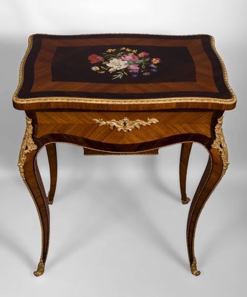 Мезон ТААН и Жюльен-Николя РИВАР (1802-1867) – Красивый столик для рукоделия, украшенный маркетри из фарфора в виде букета цветов и орнаментами из позолоченной бронзы-1