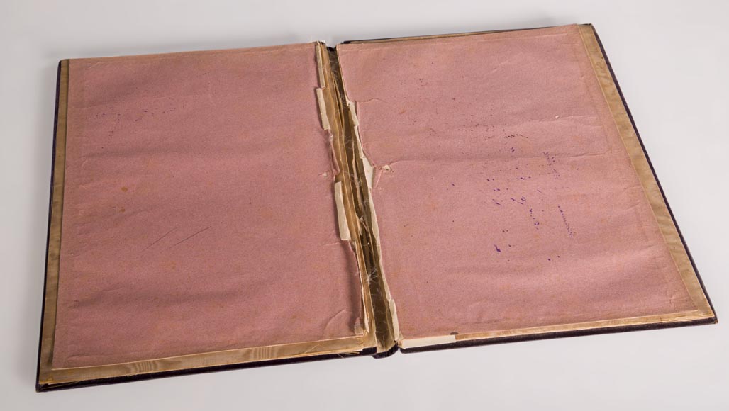 Жюльен-Николя РИВАР (1802-1867) – Папка для документов из тёмно-сиреневого бархата, украшенная маркетри из фарфора-1