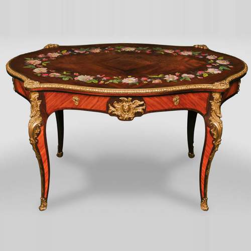 ЖЮЛЬЕН-НИКОЛЯ РИВАР (1802-1867) - Стол из розового дерева в стиле Людовика  XV,  украшенный маркетри из фарфора