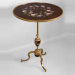 Мезон ТААН и Жюльен-Николя РИВАР (1802-1867) – Изящный круглый столик на одной ножке с откидывающейся столешницей, украшенный маркетри из фарфора