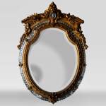 Красивое старинное зеркало с перегородками в стиле Наполеона III, украшенное амурчиками.