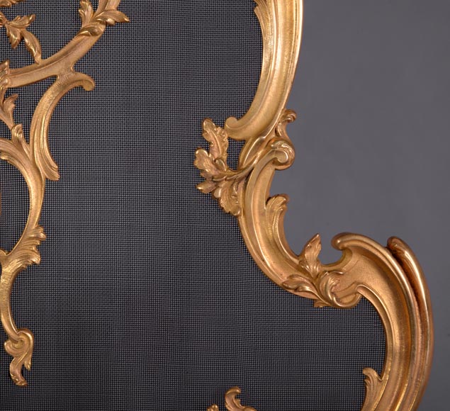 Красивый старинный защитный экран камина в стиле Людовика XV из позолоченной бронзы.-4