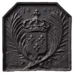 Старинная каминная плита, украшенная гербами Франции, датированная 1659 годом.