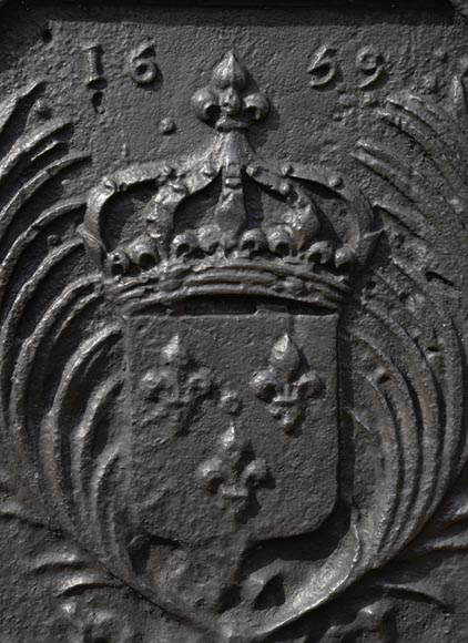 Старинная каминная плита, украшенная гербами Франции, датированная 1659 годом.-1