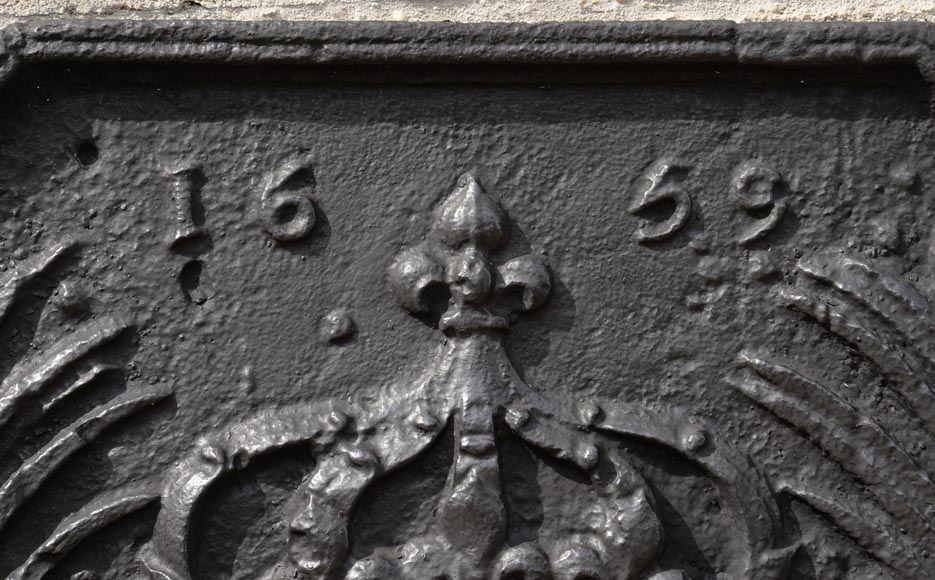 Старинная каминная плита, украшенная гербами Франции, датированная 1659 годом.-2